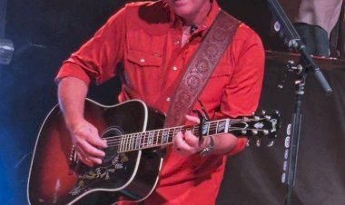 Casey Donahew Net Worth: How Rich Is Texas’ Honky-Tonk Hitmaker in 2025?